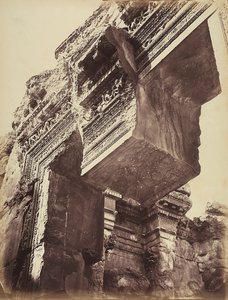Heliopolis veya Baalbek arkeolojik bölgesindeki bir tapınağa giriş detayı, eski Suriye şehri, şimdi Lübnan by Félix Bonfils
