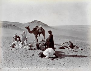 Çölde bir duraklama sırasında Mısırlı deveciler. Ön planda, küçük grubun iki üyesi dua ediyor gibi görünüyor.