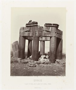 Man op, qubba van Douris, nabij Baalbek Suriye. Douris Kubbesi, Bekàa ovasında - Balbek (nesne üzerindeki başlık) Antik Mimari: Mısır, Yunanistan, Küçük Asya: Fotoğraf Albümü (seri başlığı) by Félix Bonfils