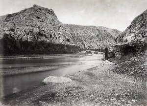 Filistin'de Beyrut yakınlarındaki Lübnan dağları arasında "Nahr el-Kalb" (köpek nehri)