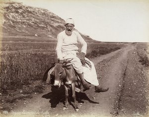 Hayfa çevresinden bir köylünün portresi. Adam eşeğe biniyor by Félix Bonfils
