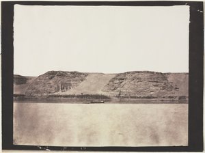Fotoğrafçılar Dahabieh ile Ana Kayaya Oyulmuş Anıtların Genel Görünümü. Ebu Simbel, 1851-1852. by Félix Teynard