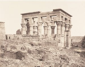 Fileh Philae Adası, Doğu Bloğu - D Noktasından Yan Görünüm, 1851-52, 1853-54 basılmış. by Félix Teynard