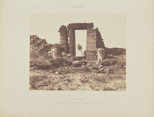 Karnak (Teb). Birinci Pilon - E Noktasından görülen Kapı ve Colossi kalıntıları by Félix Teynard