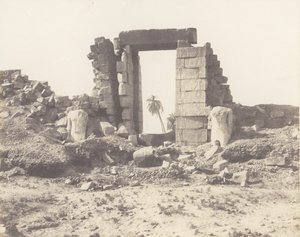 Karnak Thebes, Birinci Pilon - Kapı ve Colossi Harabeleri, ..., 1851-52, 1853-54 basılmış. by Félix Teynard