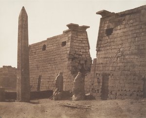 Luksor Thebes, Önceki İnşaat - Colossi Pilon ve Dikilitaş, 1851-52. by Félix Teynard
