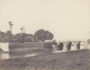 Syout, Pont Sur le Grand Canal, 1851-52, 1853-54 basılmış. by Félix Teynard