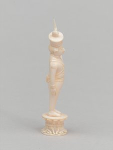 Beyaz piyon, satranç taşı, Hindistan, 1820 dolaylarında by Flora Macdonald Reid