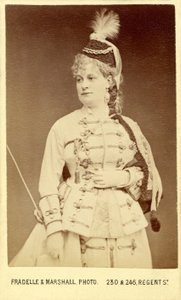 1867 Londra yapımında (Covent Garden) rol oynayan Emily Soldene ile Offenbach'ın 'La Grande-Duchesse de Gérolstein' (opéra-bouffe) by Fradelle & Marshall