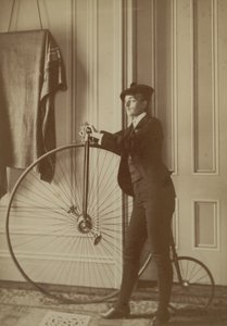 Penny Farthing Bisikletiyle evin içi, 1890 dolayları (sepya fotoğraf) by Frances Benjamin Johnston