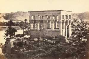 "Mısır ve Filistin": Philae anıtsal kompleksindeki Trajan pavyonu, Agilkia Adası, Assuan, Mısır çevresi by Francis Frith