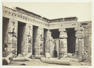 Medinet Habbo İç Mahkemesi, Teb, 1857. by Francis Frith