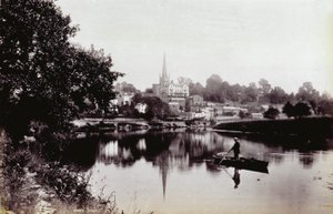 Nehrin bir kıyısından görülen Ross-On-Wye kasabası. Ön planda bir sıra teknede duran bir adam by Francis Frith