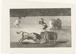 Bir arenada bir masanın üzerinde duran boğa güreşçisi Otra locura suya ve la misma plaza La Tauromaquia (dizi adı) Boğa Güreşi (dizi başlığı) by Francisco de Goya