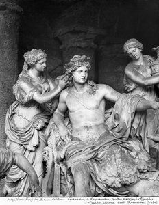Apollon, Apollon Hamamlarının korusundaki periler tarafından bakıldı, Thomas Regnaudin (1622-1706) 1666-75 (detay) (bkz. 242847, 242849) (mermer)