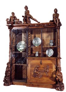 Mobilya: Francois Hubert Carabin (1862-1932) 1890 Sun tarafından yapılan ceviz ve ferforje kitaplık. 2,9 m Paris. Orsay Müzesi by Francois Rupert Carabin