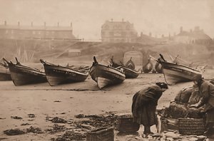 Balıkçı teknelerinden sepetlere balık yükleyen kadınlar, Whitby Harbour