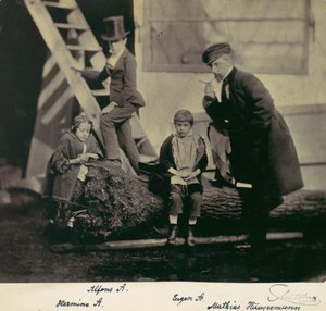 [Hermine, Alfons ve Eugen Antoine ve Mathias Höusermann düşmüş bir ağaç üzerinde], 1850