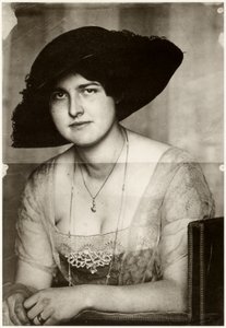 Koyu şapkalı Mary, 1915.