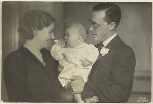 Hollanda Kraliçesi Juliana, Bernhard van Lippe-Biesterfeld ve Hollanda Kraliçesi Beatrix