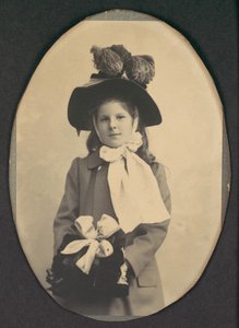 [Şapkalı ve Manşonlu Yürüyen Kostümlü Kız], 1890