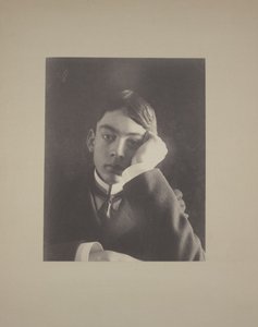Elleri yüzüne karşı olan takım elbiseli çocuk, c.1896