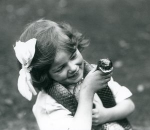 Doğu İndigo Yılanı tutan genç bir kız Betty, Londra Hayvanat Bahçesi, 1924 by Frederick William Bond