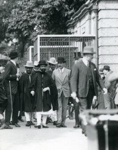 Sir Peter Chalmers Mitchell, Etiyopya Regent Haile Selassie ve maiyeti ile birlikte, Londra Hayvanat Bahçesi, 1924 by Frederick William Bond