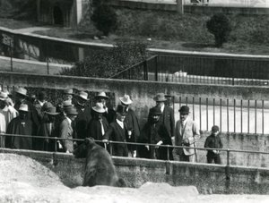 Sir Peter Chalmers Mitchell, Etiyopyalı Naip Haile Selassie ve maiyeti ile Mappin Teraslarında Boz Ayıyı seyrederken, Londra Hayvanat Bahçesi, 1924 by Frederick William Bond