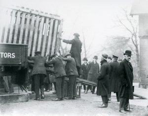 Yeni gelen Hint Gergedanının boşaltılması, Londra Hayvanat Bahçesi, 1924 by Frederick William Bond