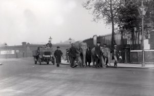 1923'te rıhtımdan bir çift fili ZSL Londra Hayvanat Bahçesi'ne yürümek, bu son kez yapıldı by Frederick William Bond