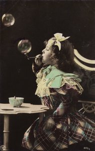 Küçük bir kız bir borudan baloncuklar üfler (renkli fotoğraf) by French Photographer