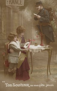 Bir anne ve çocuk, asker babaları için bir mektup hazırlıyor (renkli fotoğraf) by French Photographer