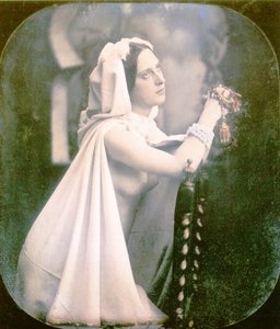 Bir sandalyede diz çökmüş dua eden bir kadın, 1850 (el ile renklendirilmiş stereoskopik dagerreyotipi)
