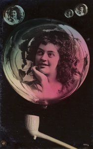 Bir kil borudan üflenen baloncuklarda görünen genç bir kadının yüzü (renkli fotoğraf kolajı) by French Photographer