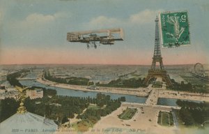 Paris, Fransa'da Eyfel Kulesi'nin etrafında dönen uçak. 1913 yılında gönderilen kartpostal. by French Photographer