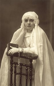 İlk Cemaati için giyinmiş güzel genç kız (s/b fotoğraf) by French Photographer