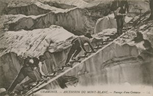 Chamonix - Mont Blanc'ın yükselişi. Bir yarıktan geçen dağcılar. 1913 yılında gönderilen kartpostal. by French Photographer