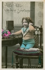 Telefon kullanan çocuk by French Photographer