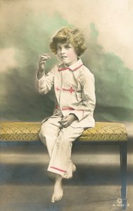 Çocuk, pijama giyiyor, sigara içiyor by French Photographer