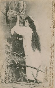 Crois Espere Aime (Umut Aşka İnan). 1913 yılında gönderilen kartpostal. Sağ kenardaki el yazısı, aile üyeleri arasındaki kişisel mesajdır. by French Photographer