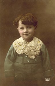 Kocaman bir gülümseme ile sevimli çocuk (renkli fotoğraf) by French Photographer