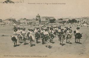 Batı Fransa'daki Les Sables-dOlonne sahilinde eşek gezintisi. 1913 yılında gönderilen kartpostal. by French Photographer