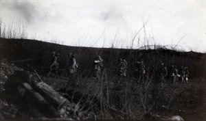 Birinci Dünya Savaşı (1914-1918): Rocour (Saint Quentin) (Aisne) üzerine yürüyen bir grup asker by French Photographer
