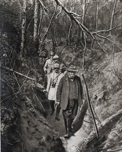 Birinci Dünya Savaşı: "Konsey Başkanı Georges Clemenceau, generalleriyle birlikte cepheye yaptığı sık ziyaretlerden birinde, bir siperden (bağırsak) geçer" "Ayna" 1918 by French Photographer