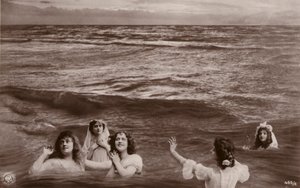 Denizde beş giyinik kadın (fotokolaj) by French Photographer