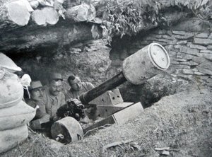 Kara mayınları fırlatmak için kullanılan Fransız 48 silahı, 1915 by French Photographer