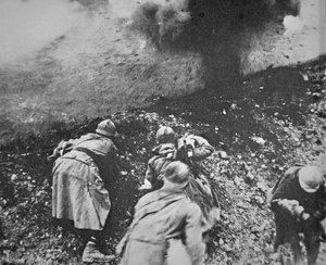 Verdun Savaşı sırasında Alman topçu ateşi altında Fransız piyade by French Photographer