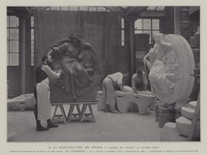 Fransa, Sevres porselen fabrikasındaki büyük parçalar galerisi (s/b fotoğraf) by French Photographer