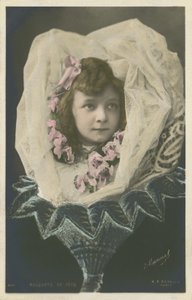 Bir çiçekteki kız (renkli fotoğraf) by French Photographer